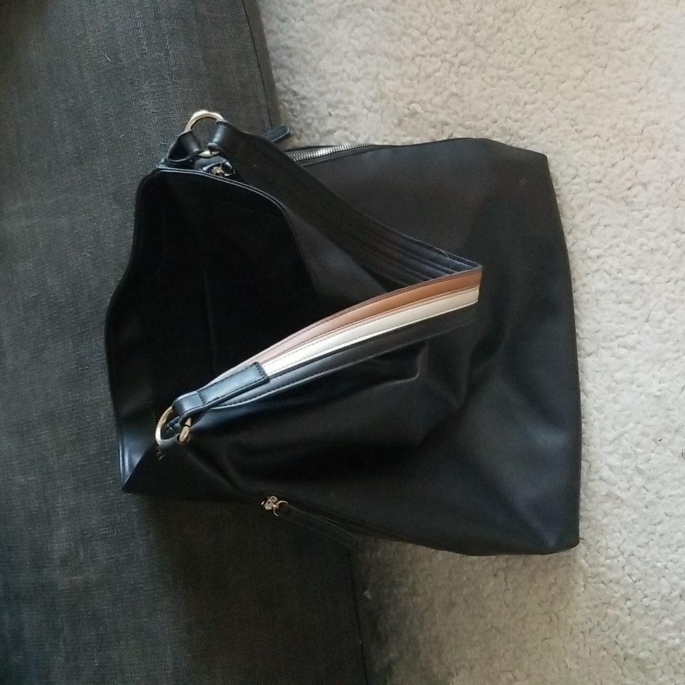 Large leather shoulder bag in black